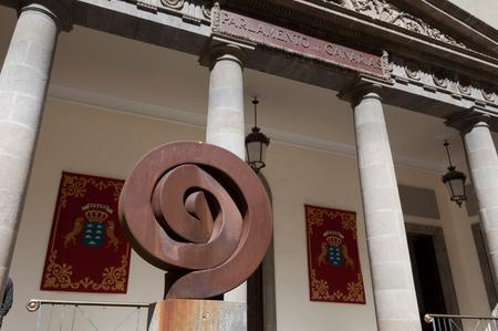 Escultura de Chirino en el jardín del Parlamento de Canarias.