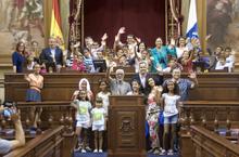 Fotografía La Mesa del Parlamento recibe a una treintena de niños saharauis que pasan sus vacaciones en Tenerife 