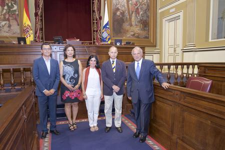 Carolina Darias con los cuatro nuevos diputados autonómicos.