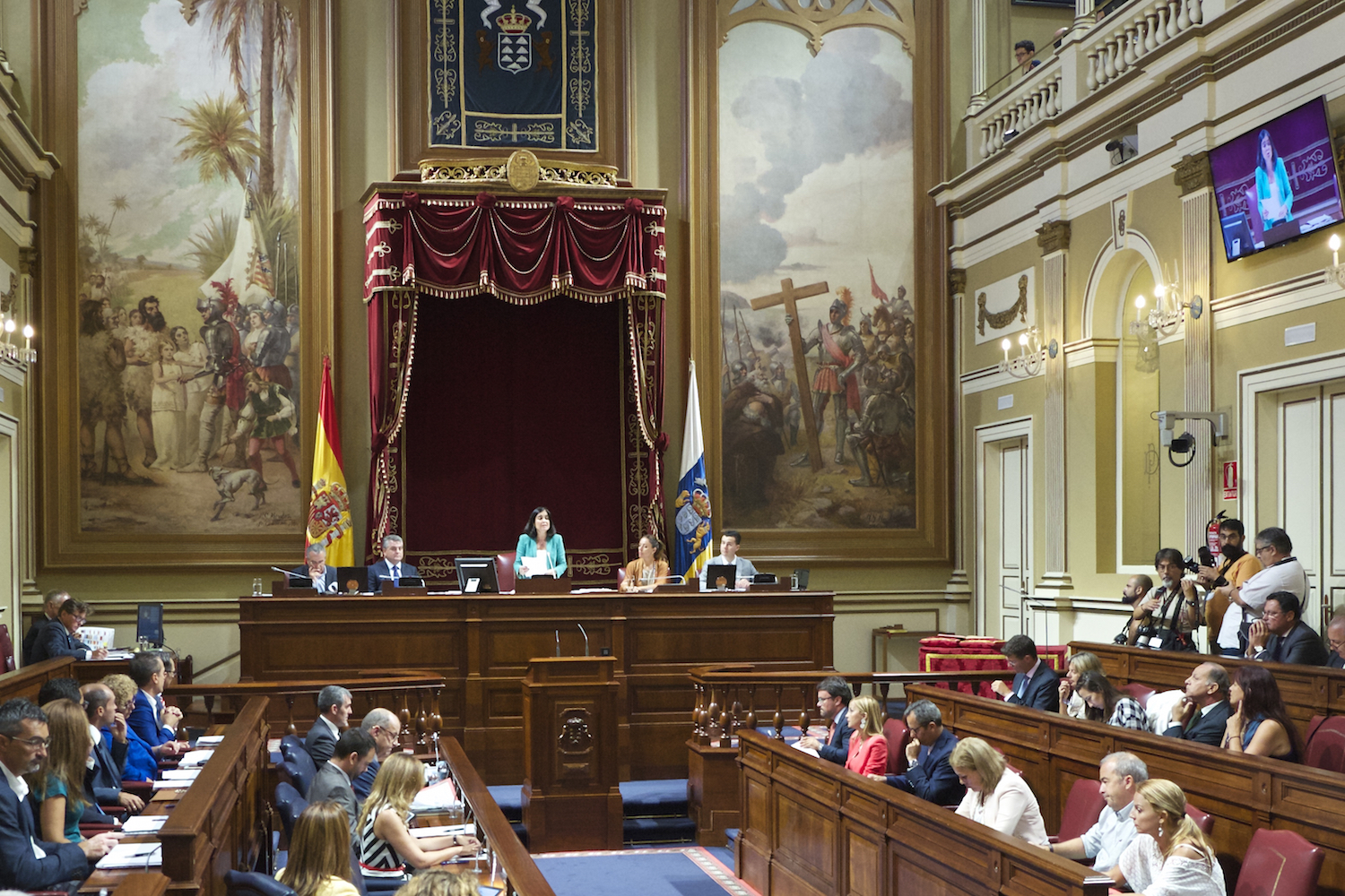 La presidenta del Parlamento, Carolina Darias, lee la declaración institucional.