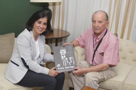 Garriga y Darias muestran el libro 'Trino Garriga. Imágenes de una vida'.