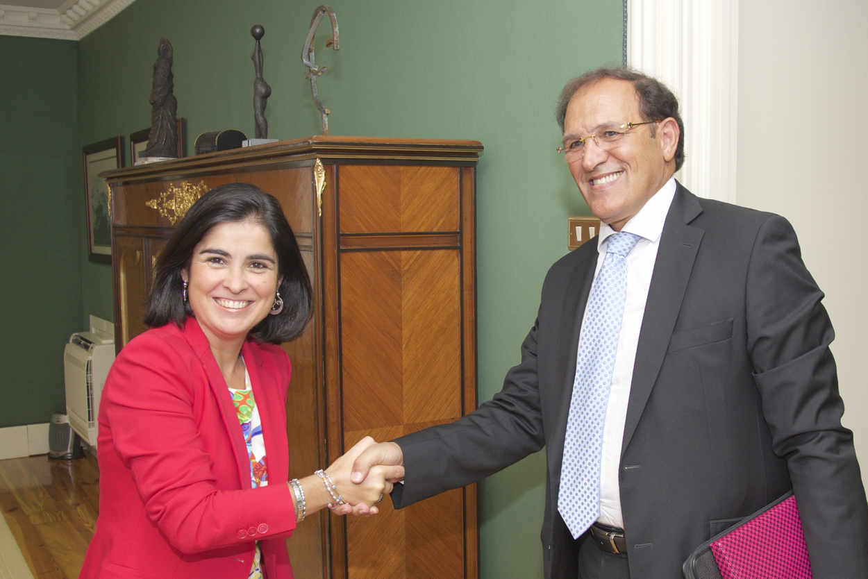 Carolina Darias saluda al cónsul de Marruecos, Ahmed Moussa.
