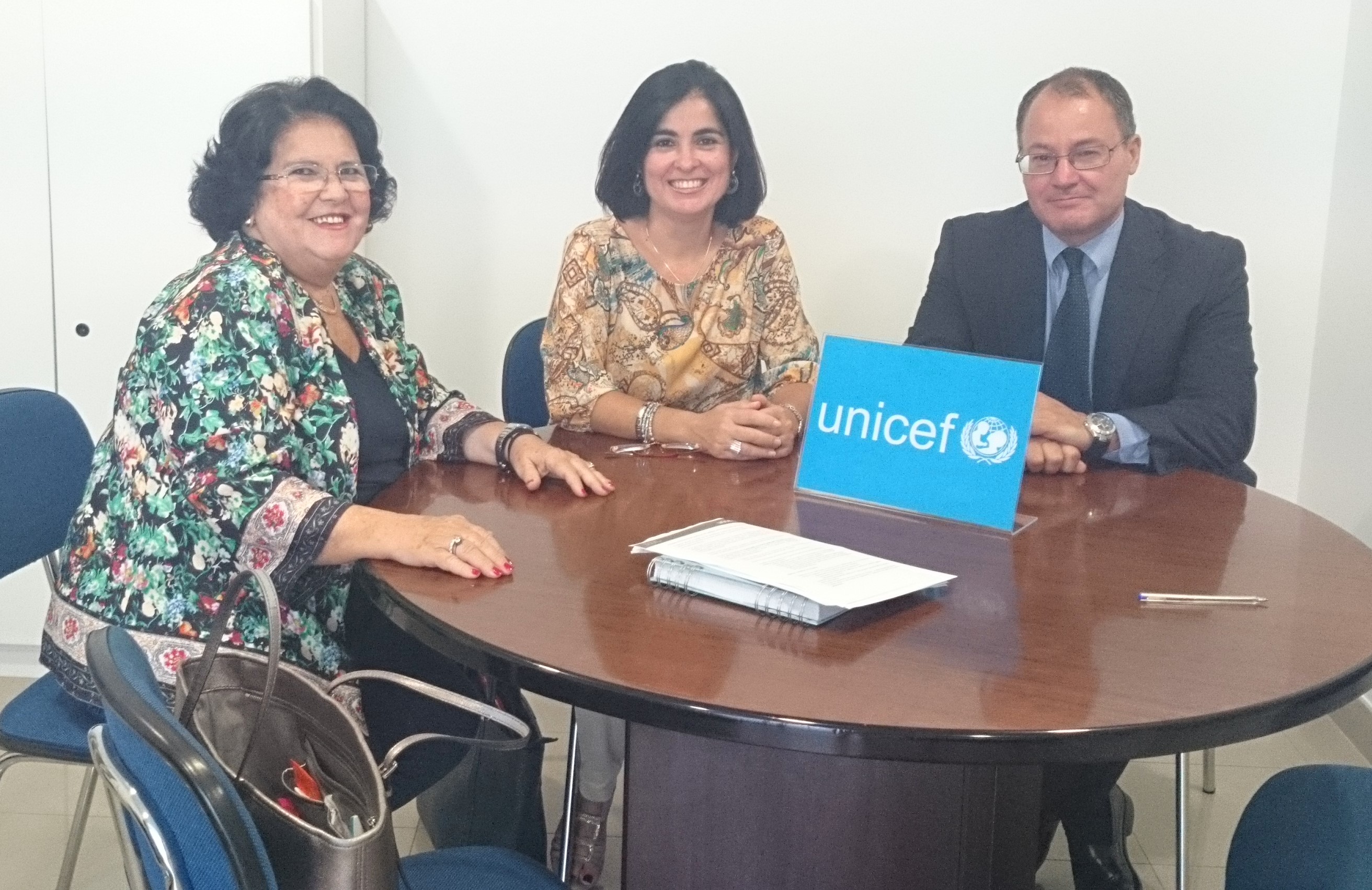 La presidenta del Parlamento, Carolina Darias, durante la reunión con Unicef.