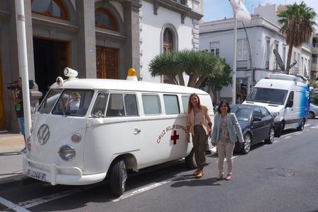 Darias y Tavío, a su llegada a la mesa de Cruz Roja.