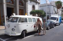 Darias y Tavío, a su llegada a la mesa de Cruz Roja.
