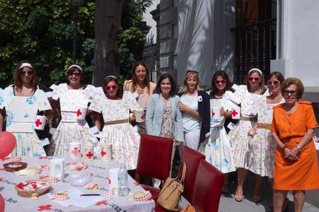 La presidenta, Carolina Darias, posa con las voluntarias de Cruz Roja.