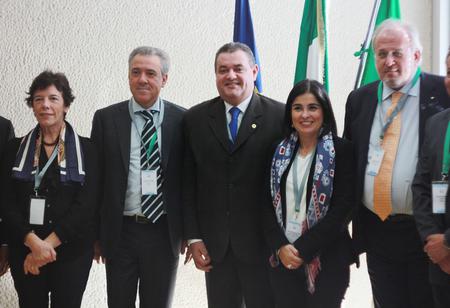 Foto de familia con algunos de los participantes en el panel de inmigración. Foto de familia con algunos de los participantes en el panel de inmigración.