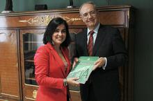 Fotografía El Fiscal Superior de Canarias, Vicente Garrido, presenta la Memoria de la Fiscalía de 2014 a la presidenta del Parlamento 