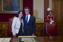 La presidenta del Parlamento con el Sr. Orozco Muñoz