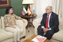 Fotografía La presidenta del Parlamento recibe al embajador de Venezuela en España, Mario Isea 
