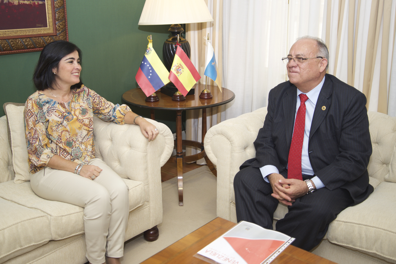 La presidenta, Carolina Darias, con el embajador de Venezuela, Mario Isea.