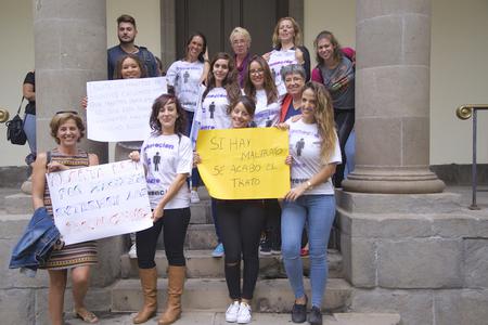 En la entrada principal mostrando el rechazo a la violencia de género