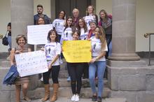 En la entrada principal mostrando el rechazo a la violencia de género