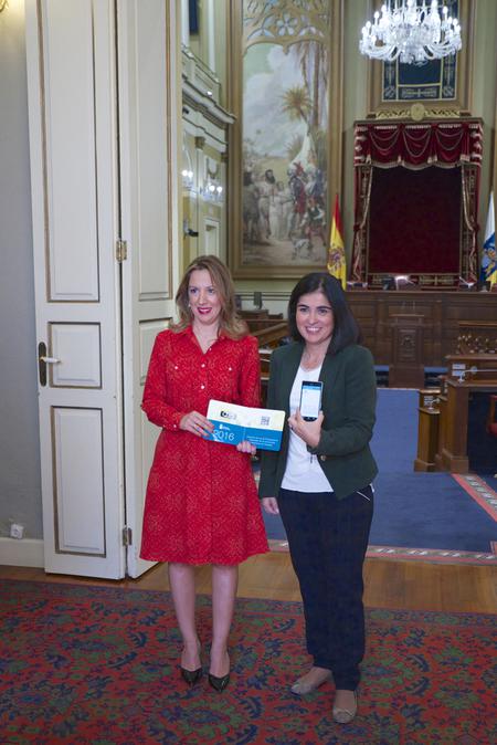 Rosa Dávila y Carolina Darias, durante la entrega de los presupuestos.