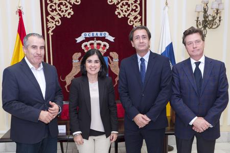 Darias y Padrón con el secretario primero de la Mesa, Mario Cabrera, y el secretario general de la Cámara, Salvador Iglesias. Darias y Padrón con el secretario primero de la Mesa, Mario Cabrera, y el secretario general de la Cámara, Salvador Iglesias.