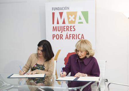 Darias y De la Vega, durante la firma del convenio.