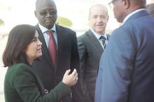 Darias conversa con una delegación asistente al foro.