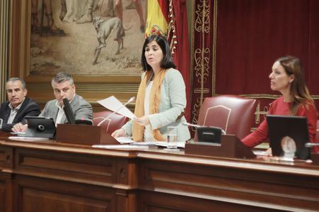 La presidenta, Carolina Darias, durante la lectura de la declaración.