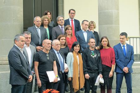 Foto de familia de los participantes en el acto.