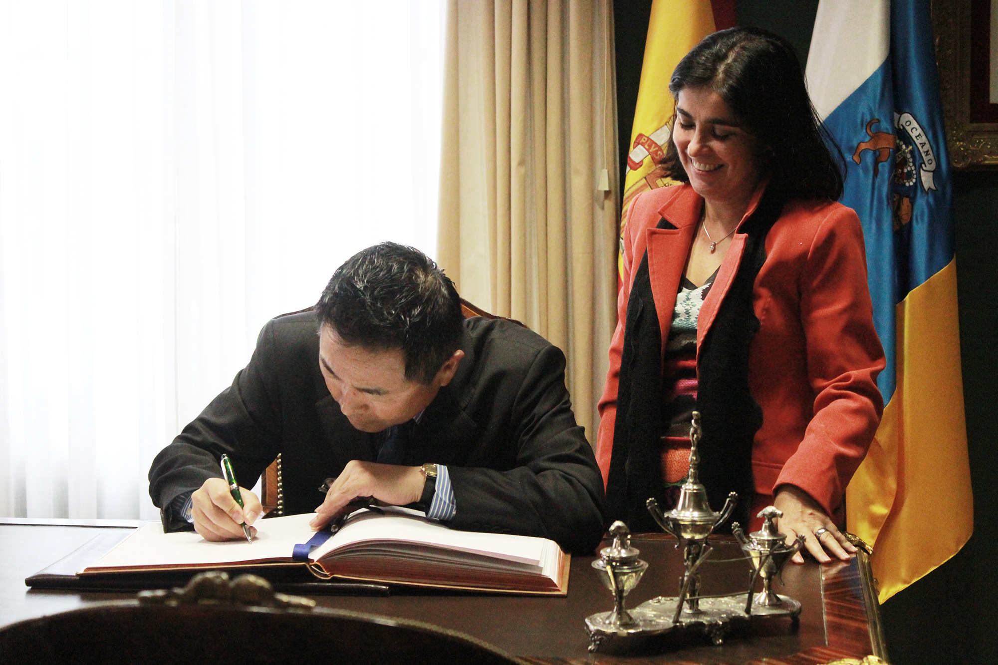 Koshikawa firma en el Libro de Honor del Parlamento de Canarias.
