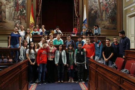 Darias y Tavío posan con los alumnos y alumnas.