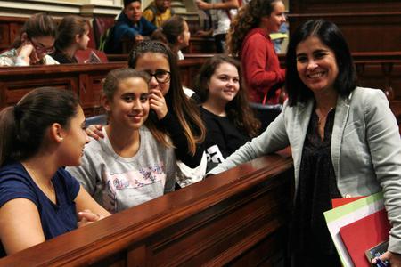 La presidenta, con unas alumnas.