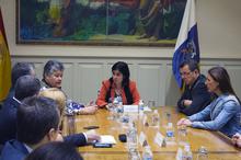 Los miembros de la Mesa y los portavoces, durante la reunión con los afectados por el accidente del vuelo JK5022.