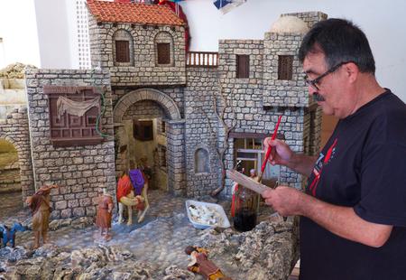 El belenista Pedro Armas trabajando en su taller.