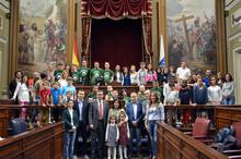 Fotografía La Mesa recibe a las ONG Adisfuer y Aldeas Infantiles en el hemiciclo del Parlamento 