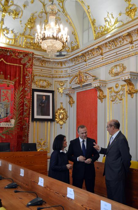 Darias visita las Casas Consistoriales junto al alcalde y el cronista oficial.