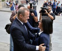 Augusto Hidalgo recibe a la presidenta en las Casas Consistoriales.