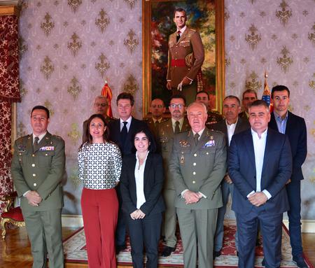 Fotografía de familia de la visita.