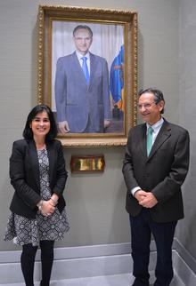Castro y Darias, junto al retrato.