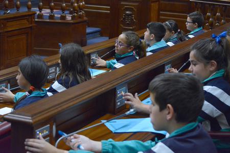 Los niños y niñas en el pleno. Los niños y niñas en el pleno.