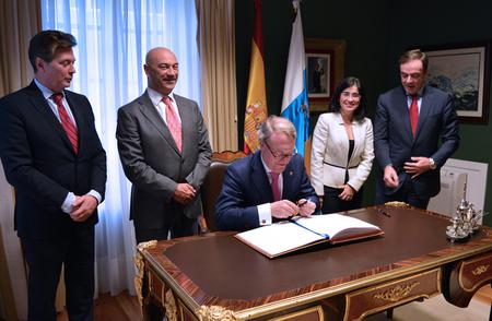 Firma en el libro de honor.