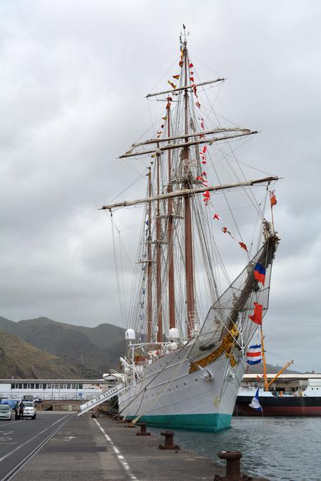 El buque escuela, en el puerto de Santa Cruz.