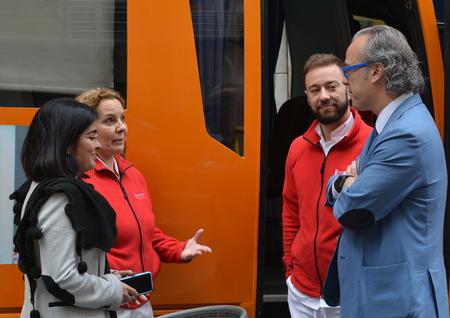 Darias y Morera conversan con los trabajadores del ICHH.