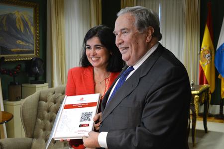 Jerónimo Saavedra hace entrega a Carolina Darias del Informe Anual.