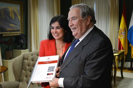 Jerónimo Saavedra hace entrega a Carolina Darias del Informe Anual. Jerónimo Saavedra hace entrega a Carolina Darias del Informe Anual.