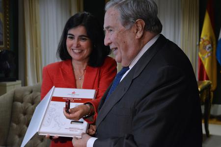 Jerónimo Saavedra hace entrega a Carolina Darias del Informe Anual.