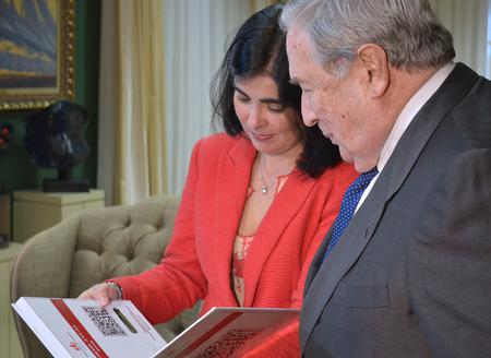 Jerónimo Saavedra hace entrega a Carolina Darias del Informe Anual. Jerónimo Saavedra hace entrega a Carolina Darias del Informe Anual.