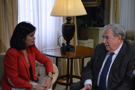 Jerónimo Saavedra hace entrega a Carolina Darias del Informe Anual.