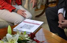 Jerónimo Saavedra hace entrega a Carolina Darias del Informe Anual.