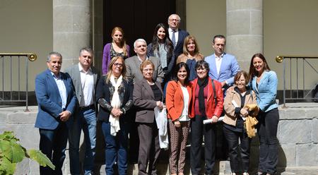 Foto de familia de los portavoces, la Mesa y las asociaciones. Foto de familia de los portavoces, la Mesa y las asociaciones.