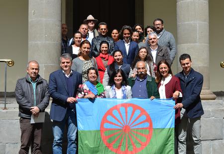 Fotografía de familia con los diputados y diputadas, los integrantes de la Mesa y los representantes de la comunidad gitana.