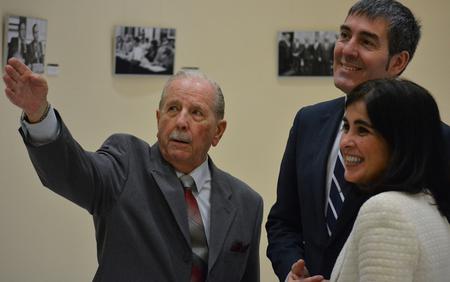 Trino Garriga, con la presidenta del Parlamento y el presidente del Gobierno, Fernando Clavijo. Trino Garriga, con la presidenta del Parlamento y el presidente del Gobierno, Fernando Clavijo.