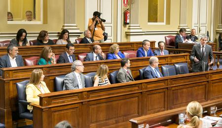 Bancada del Gobierno en el salón de plenos.