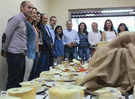 Los miembros de la comisión, durante su visita a Feaga.