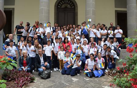 Los diputados y diputadas posan con los estudiantes en el patio de la Cámara.