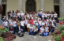 Los diputados y diputadas posan con los estudiantes en el patio de la Cámara.